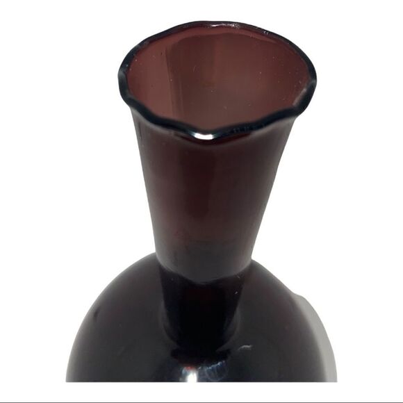 Scandinavia Vase in Amethyst color body and clear glass base - Picture 6 of 16